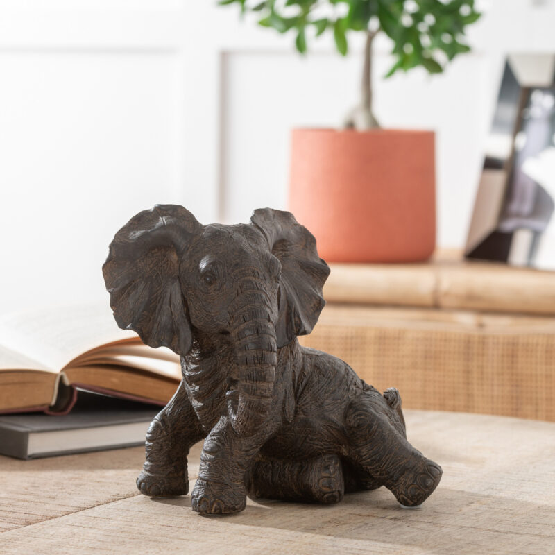 Liegender Elefant aus Polyresin in Dunkelbraun