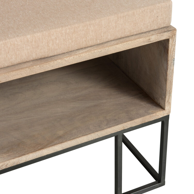 Stilvolle Eingangsbank aus Naturmaterialien mit geflochtenen Details