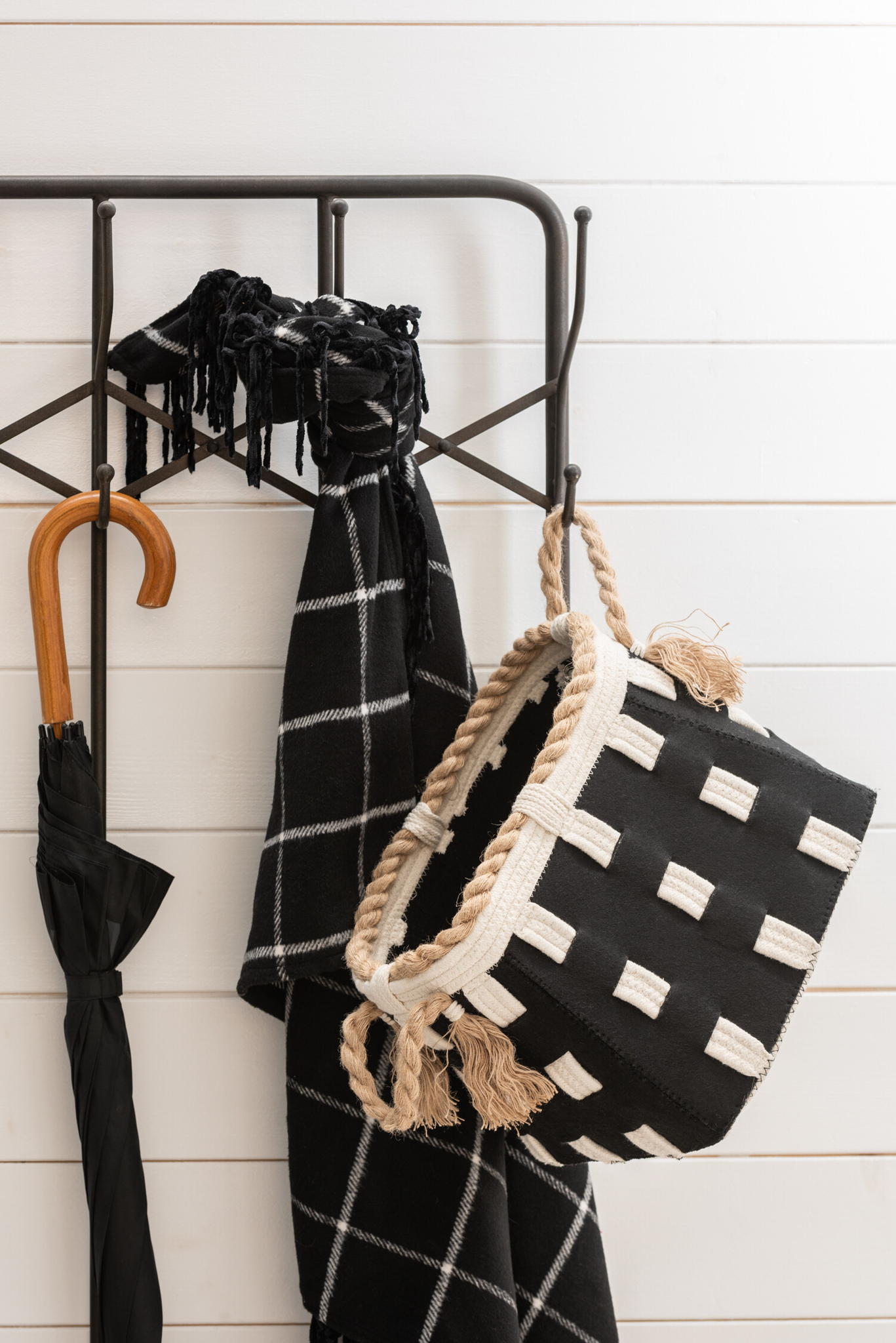 Moderne Flurgarderobe mit Bank in Schwarz und Weiß – Bild 8