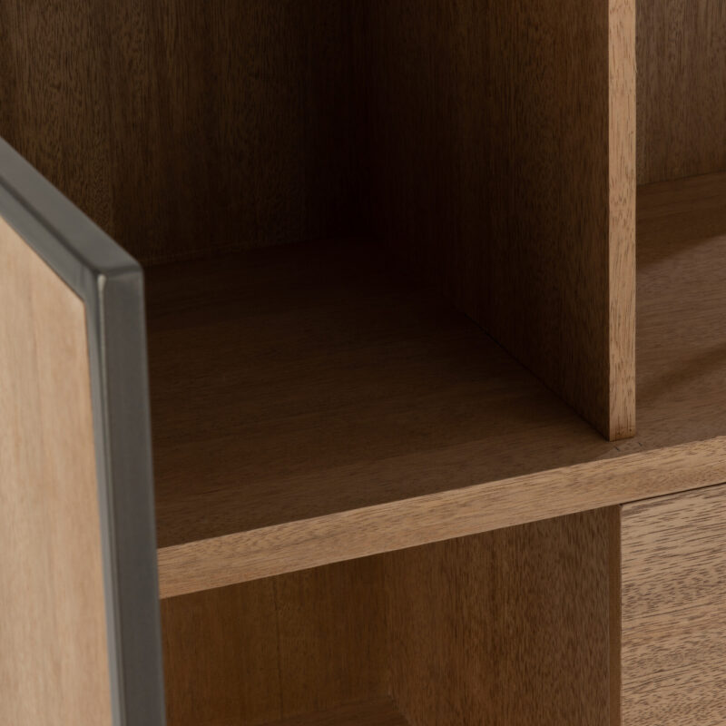 Schrank mit unterschiedlichen Fächern aus Holz und Metall