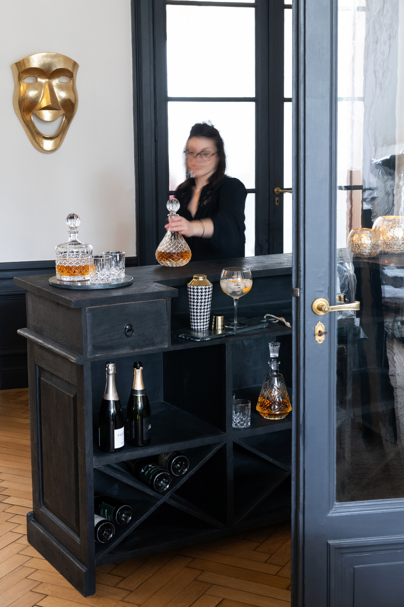 Schwarze Bar aus Mangoholz mit zwei Schubladen – Bild 12