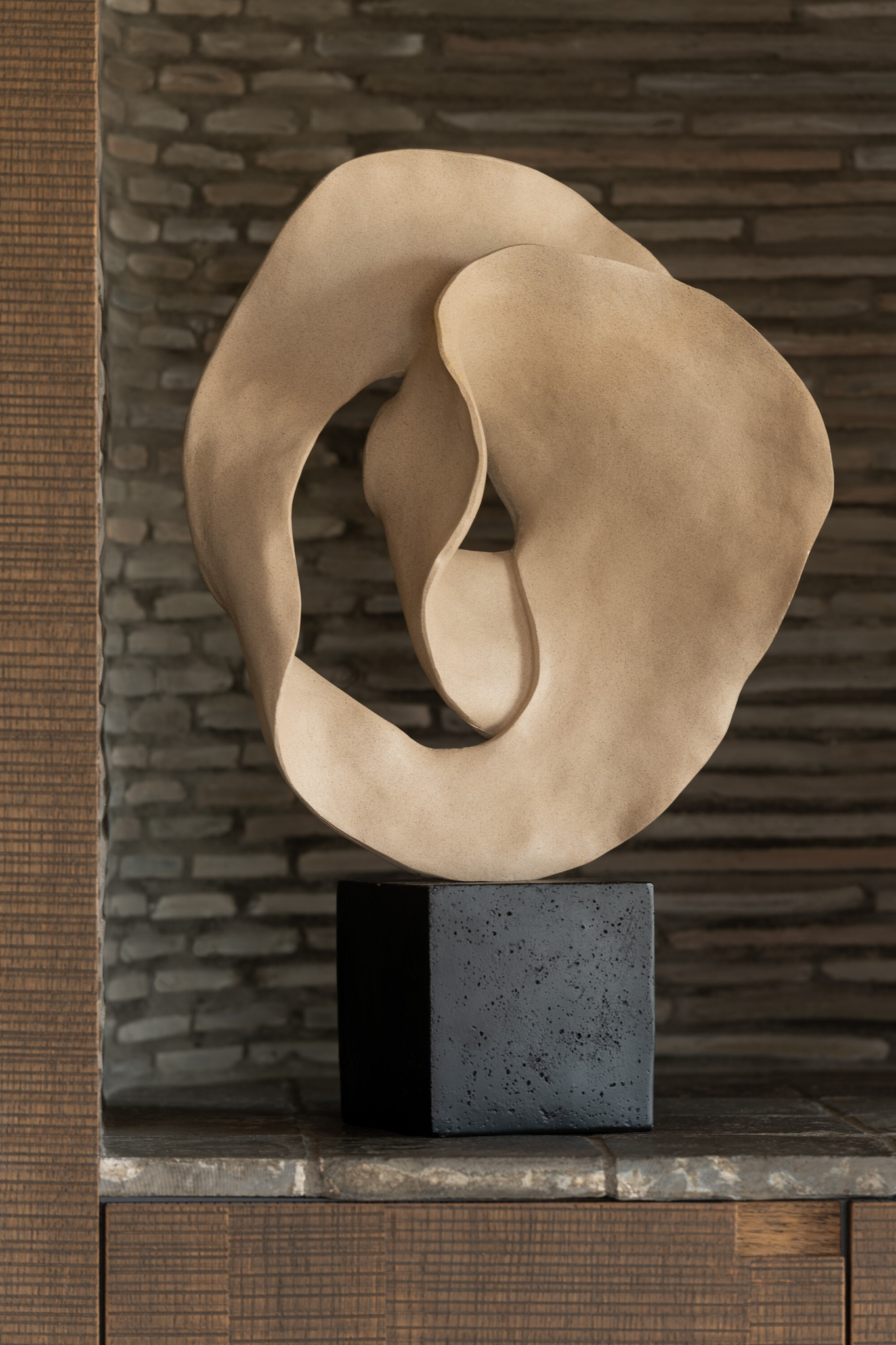 Abstrakte Skulptur auf Sockel aus Harz in Beige und Schwarz – Bild 4