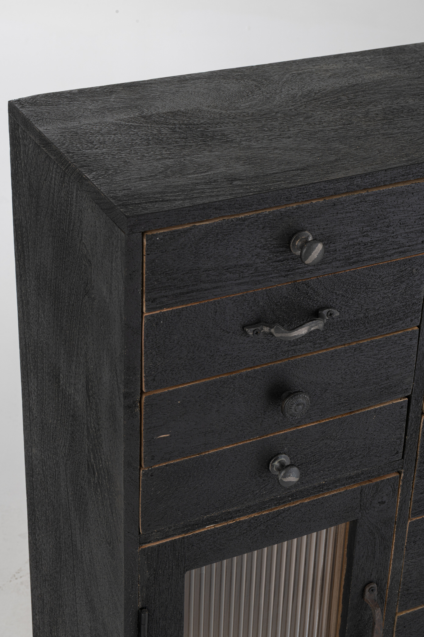 Schrank aus Mangoholz mit Glas – Bild 6