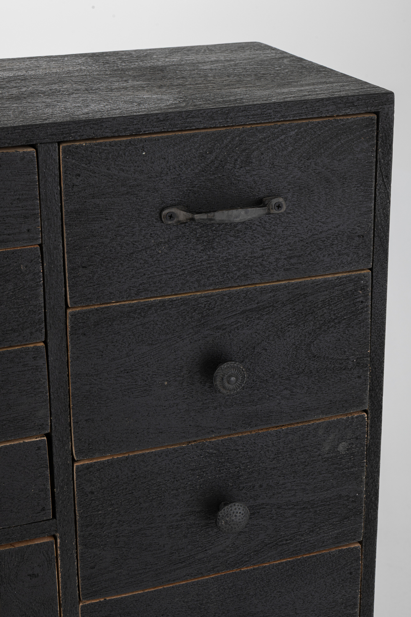 Schrank aus Mangoholz mit Glas – Bild 7