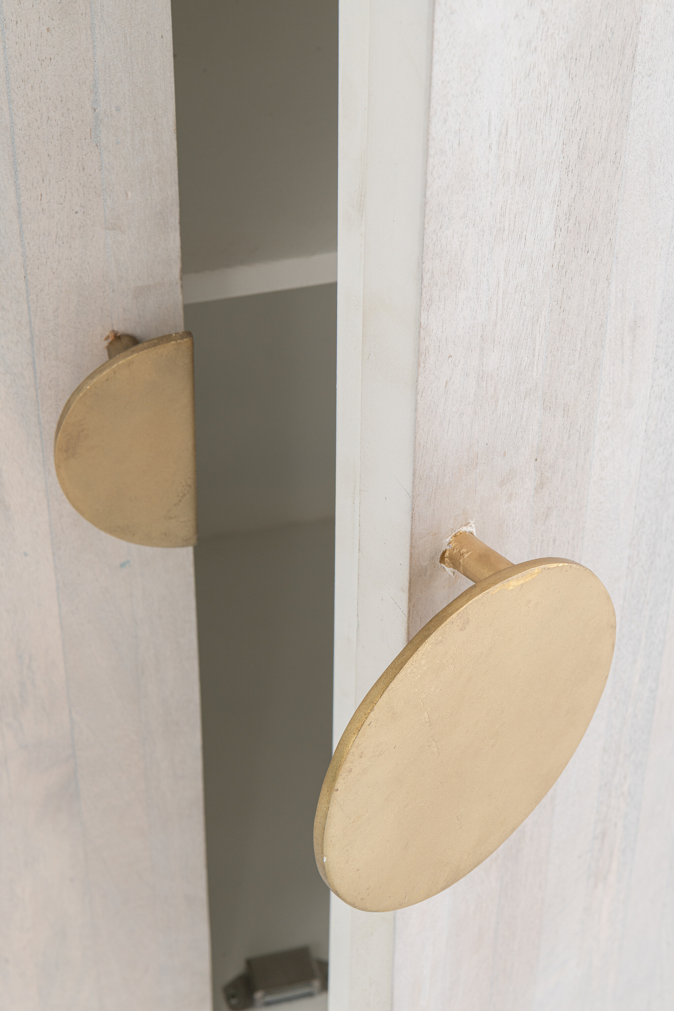 Schrank aus Mangoholz mit Marmorplatte – Bild 7