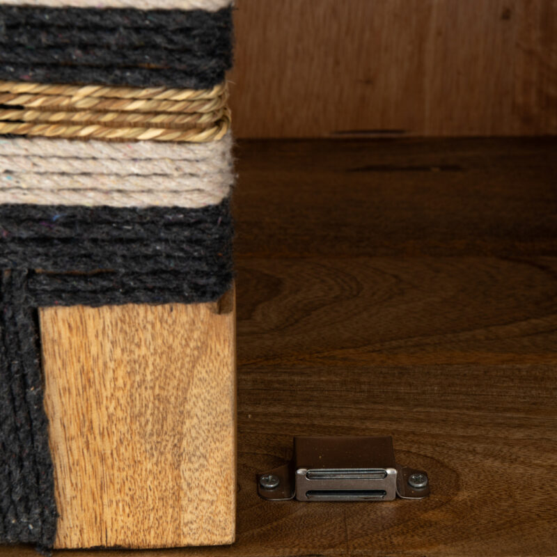 Schrank aus Mangoholz mit Faden Optik