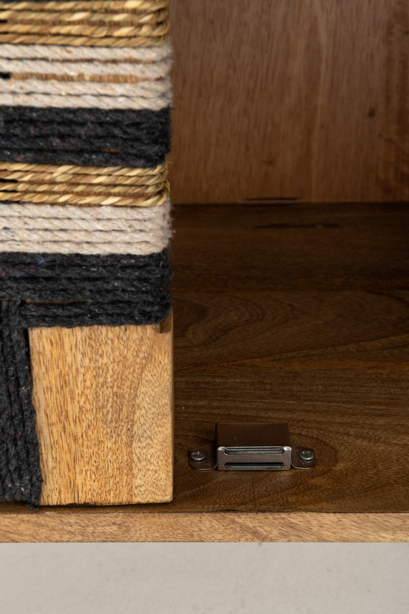 Schrank aus Mangoholz mit Faden Optik