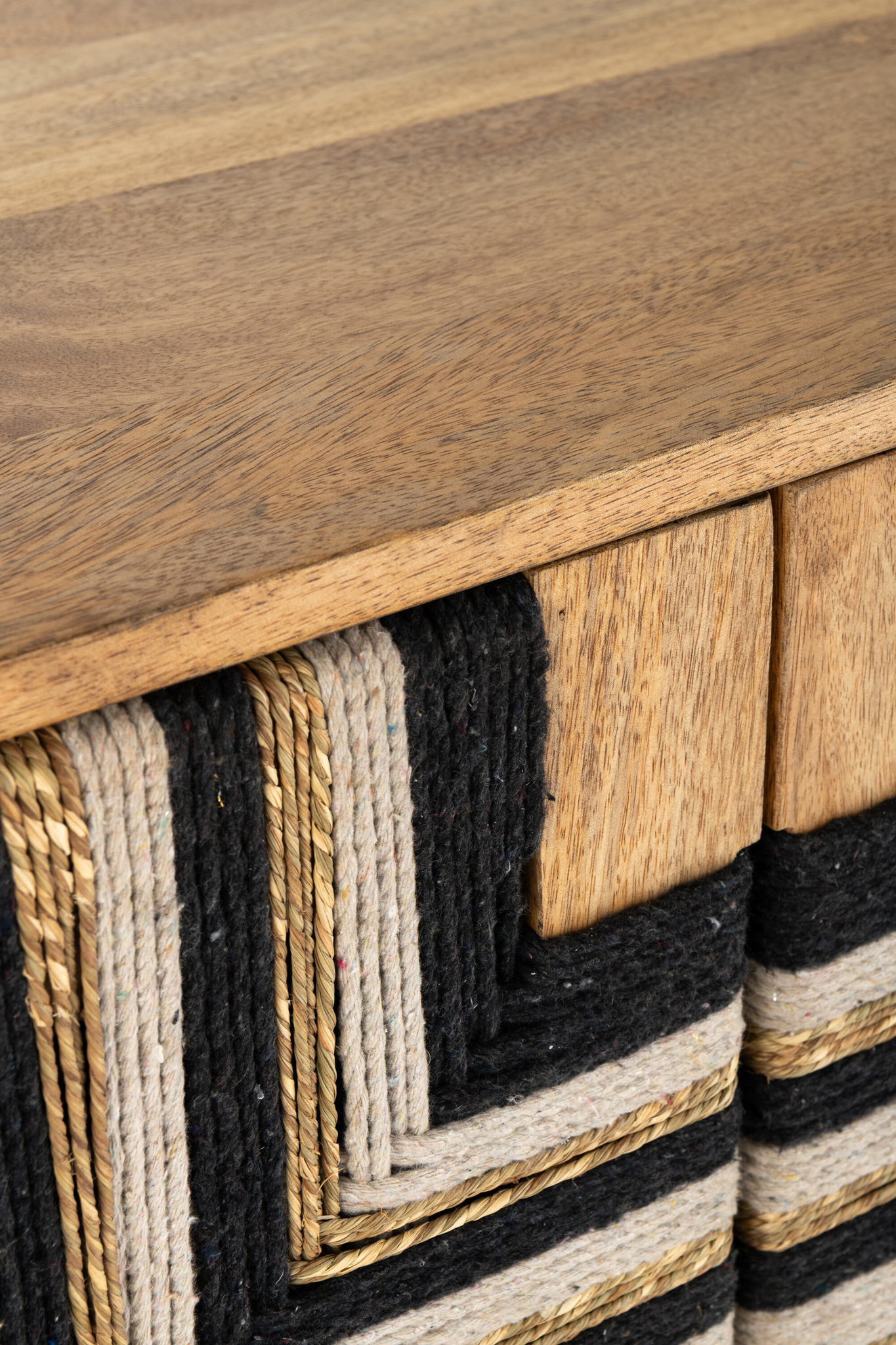Schrank aus Mangoholz mit Faden Optik – Bild 8