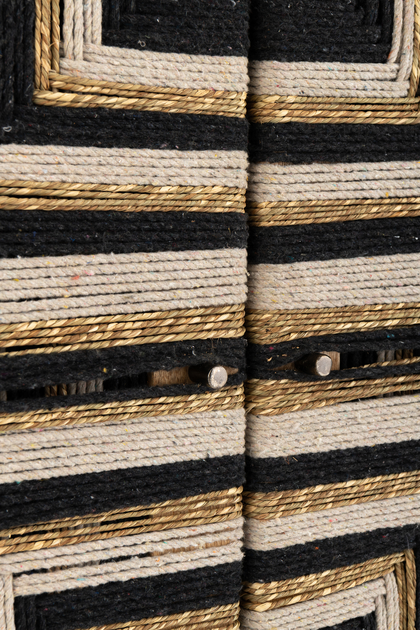 Schrank aus Mangoholz mit Faden Optik – Bild 9