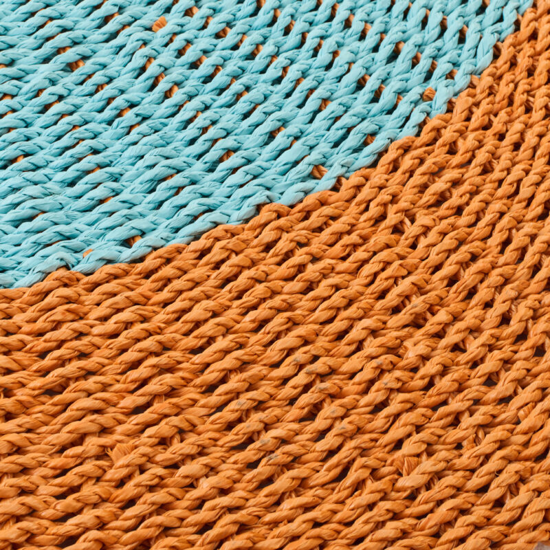 Gestreifter Raffia Teppich in Orange und Hellblau