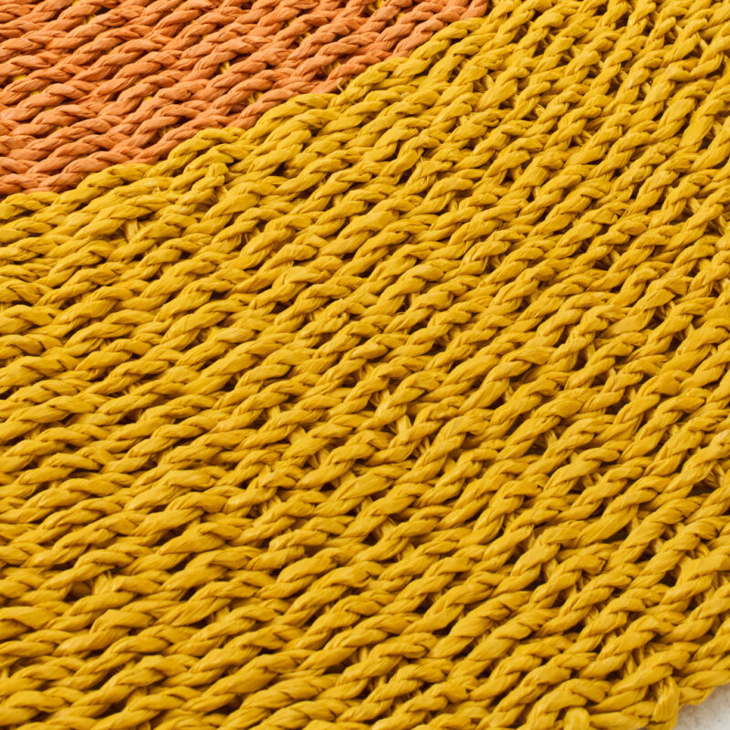 Gestreifter Teppich aus Raffia