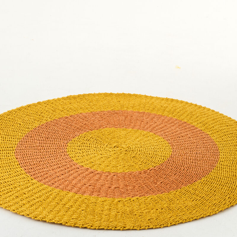 Gestreifter Teppich aus Raffia