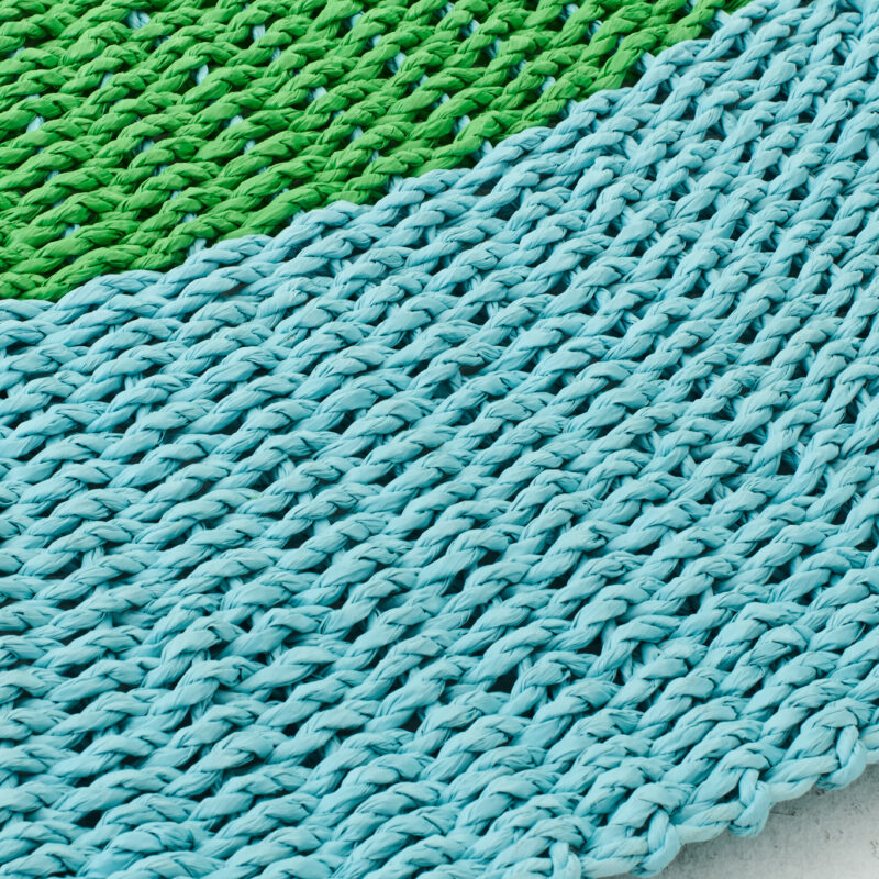 Gestreifter Raffia Teppich in Hellblau und Grün