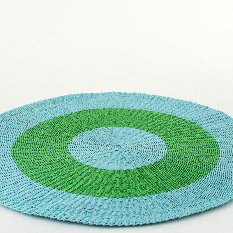 Gestreifter Raffia Teppich in Hellblau und Grün