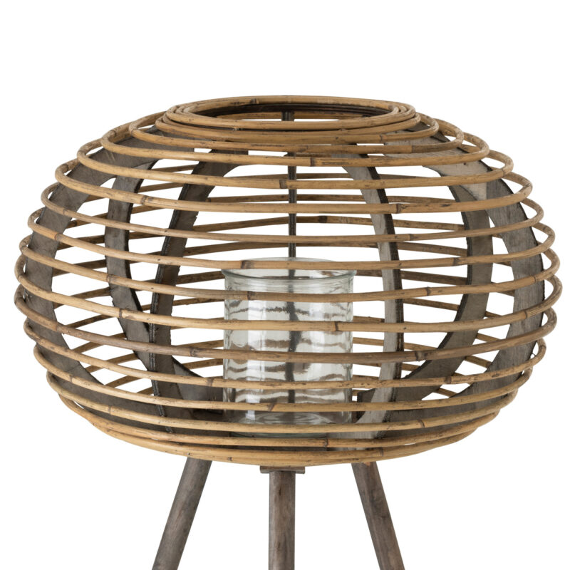 Kugelförmige Laterne auf Sockel in Natur