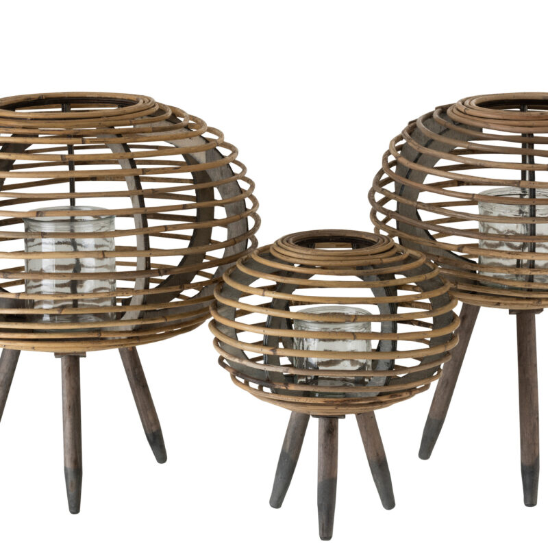 Kugelförmige Laterne auf Sockel in Natur