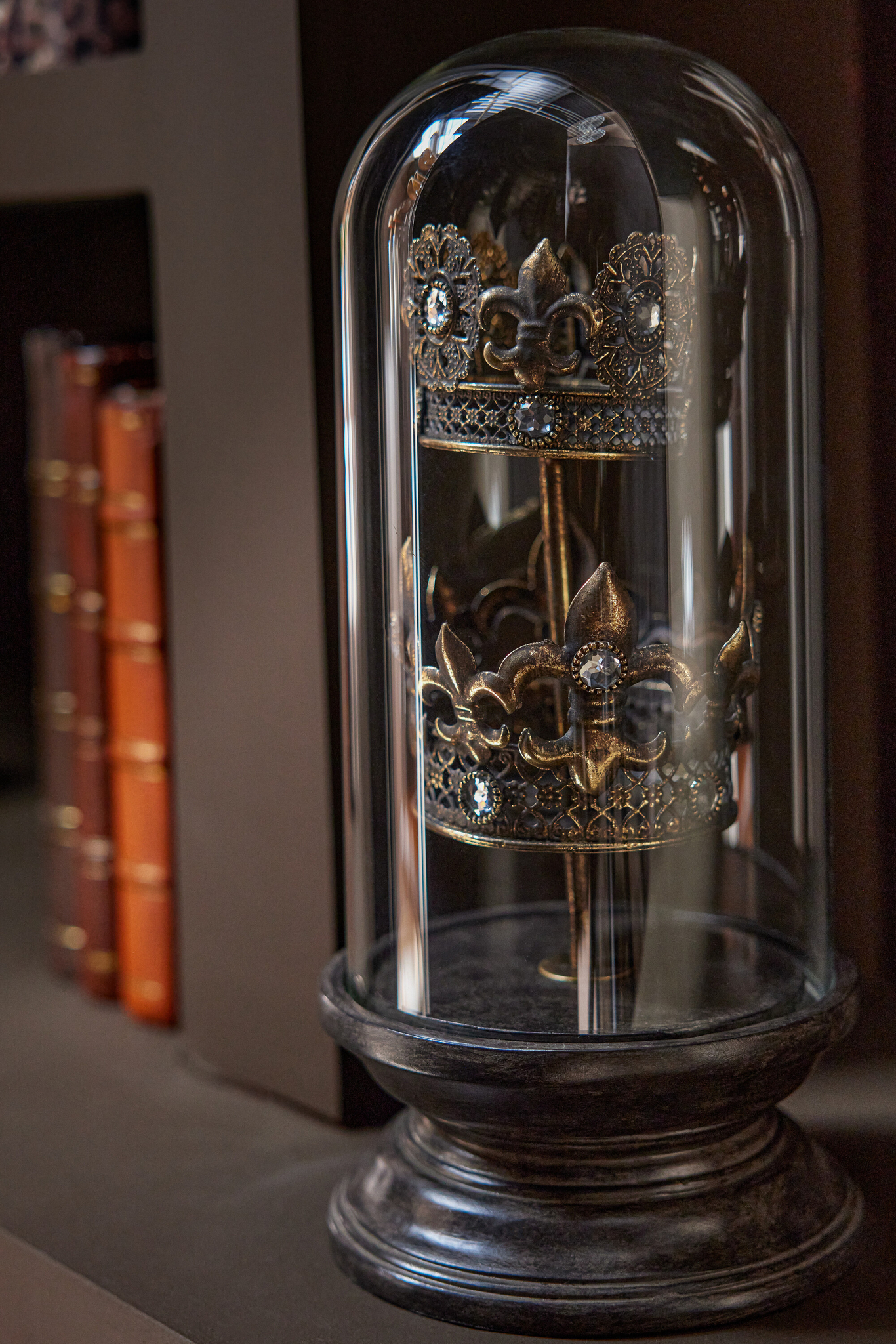 Dekorative Glasglocke „Crown“ in Bronze/Schwarz